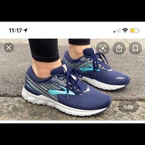 Brooks Adrenaline GTS 19 running shoes